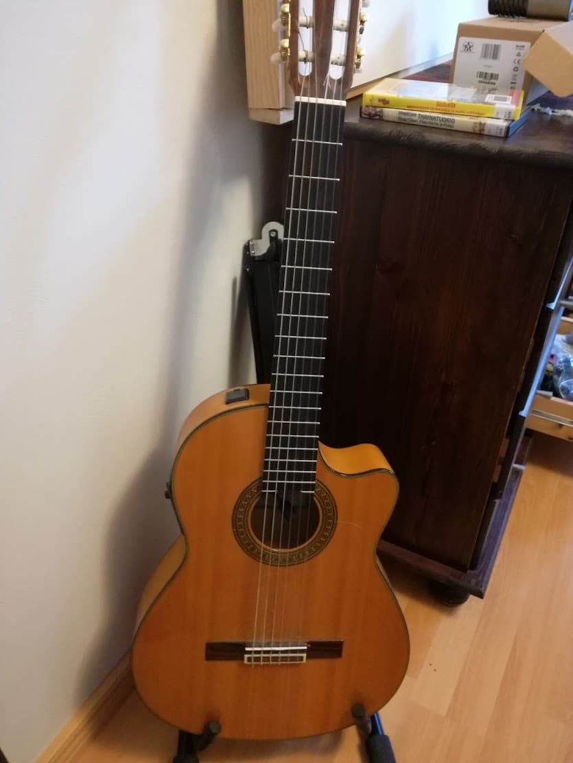 Klassinen kitara jalustalla.