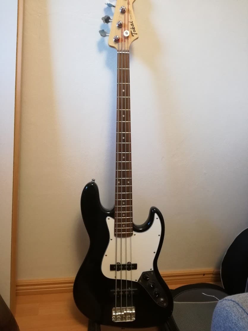 Sähköbasso jalustalla.